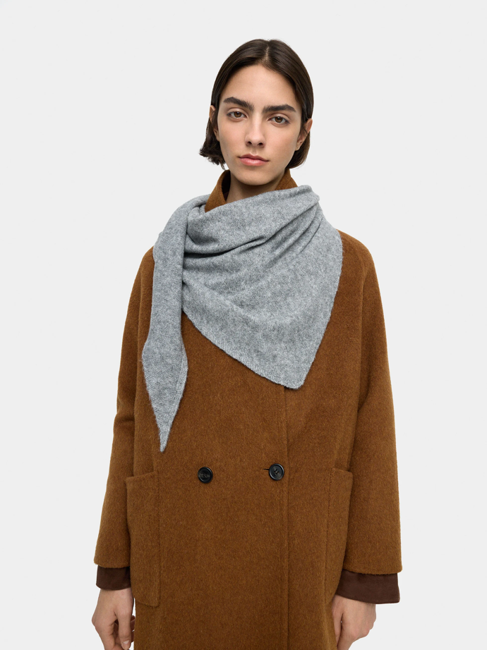 Trojcípá šála vypadá ležérně, ale pořád elegantně. Jednoduchá trojcípá šála, Parfois, 549 Kč