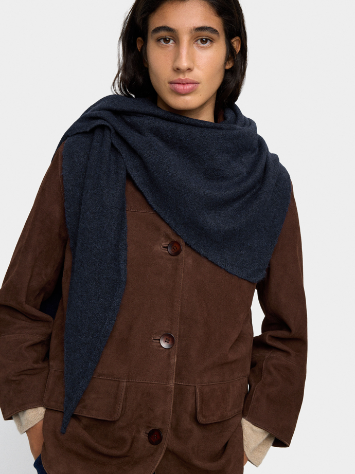 Trojúhelníkovou šálu můžete nosit víc ke straně. Jednoduchá trojcípá šála, Parfois, 549 Kč