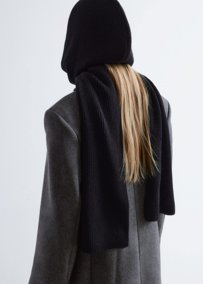 Šála s kapucí nabízí to nejlepší z obou světů.