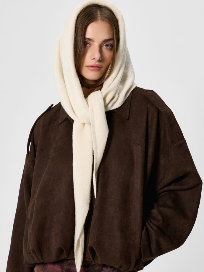 Šálu můžete kolem hlavy nenuceně omotat, a nebo si vystačíte s jedním jednoduchým uzlem.Šátek na hlavu, House, 299 Kč