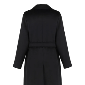 Kabát splňuje všechny aspekty nadčasového a kvalitního kousku. Lichotí postavě, hřeje a má optimální délku