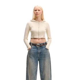 Loňským střihům kalhot a hlavně džínů dominovaly volné, takzvané baggy siluety. Těm ale letos odzvonilo.