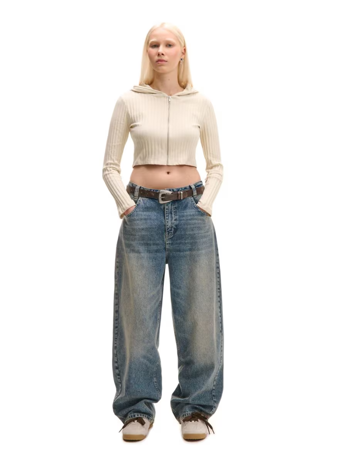 Loňským střihům kalhot a hlavně džínů dominovaly volné, takzvané baggy siluety. Těm ale letos odzvonilo.