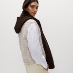 Šála s kapucí krásně dotáhne zimní vrstvení.