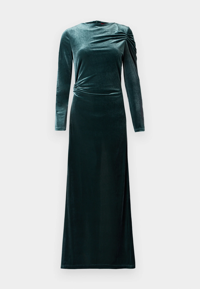 Společenské šaty v podobné barvě seženete u značky HUGO za 5600 Kč.