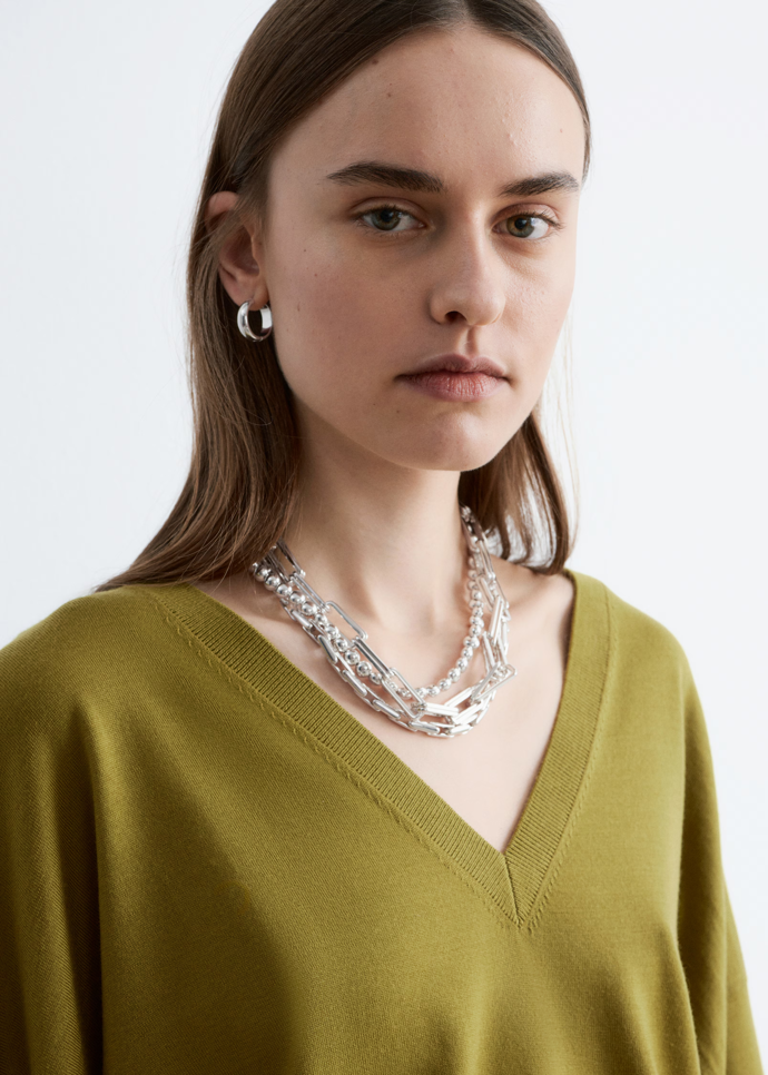 Vlněný svetr s výstřihem do V, & Other Stories, 1 990 Kč