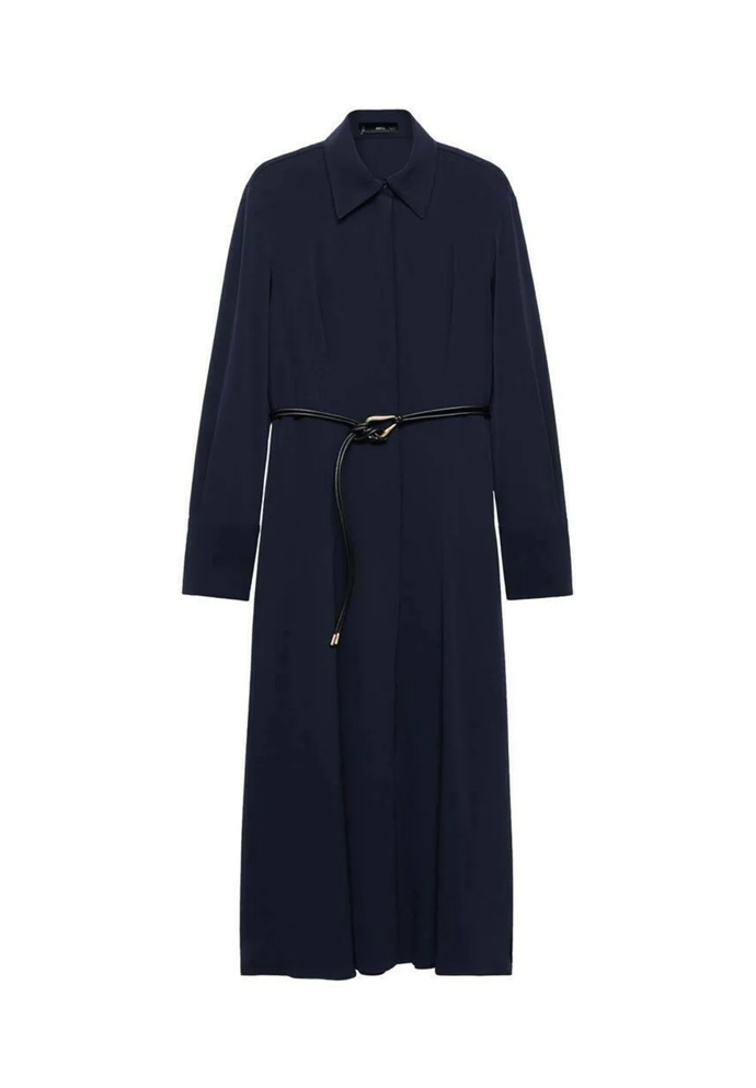 Tmavomodré košilové šaty navíc s páskem s černými a zlatými akcenty prodává třeba značka Mango za 1599 Kč.