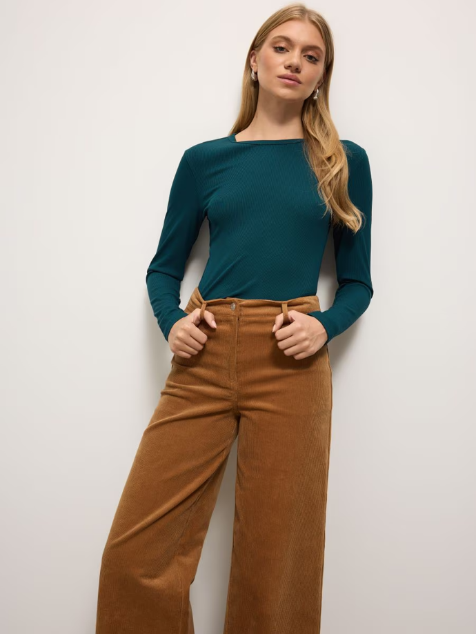 Svůj comeback naopak zažívají jednoduchá, ale slušivá trička, která tvoří skvělý základ šatníku. Přiléhavé tričko, Mohito, 299 Kč