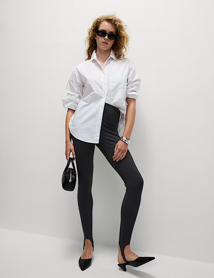 Pokud se černých legín pro začátek přece jen nechcete vzdát, zkuste sáhnout po originánějších alternativách. Legíny s třmenovými pásky, Marks&Spencer, 799 Kč