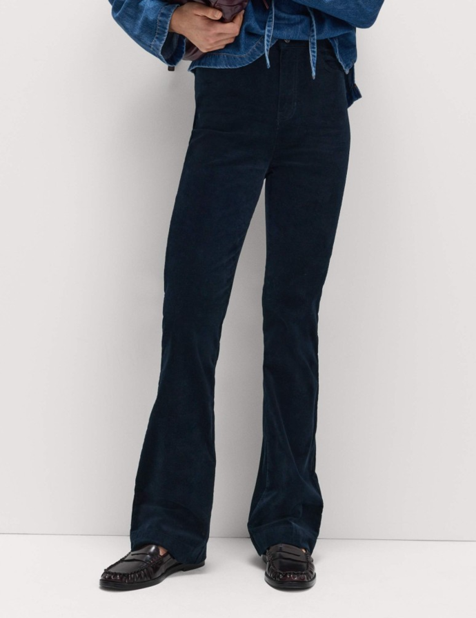 ...ale také tmavě modré, která dokonale nahradí běžné modré džíny.