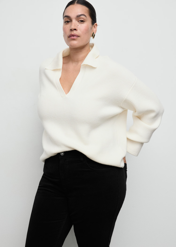 Od problematičtějších partií, jako je třeba větší bříško, pozornost skvěle odpoutají také výstřihy do V.