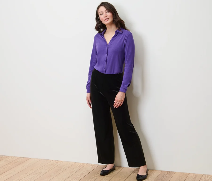 Černou klasiku rázem oživí i barevný výrazný akcent, třeba v podobě trendy syté fialové.