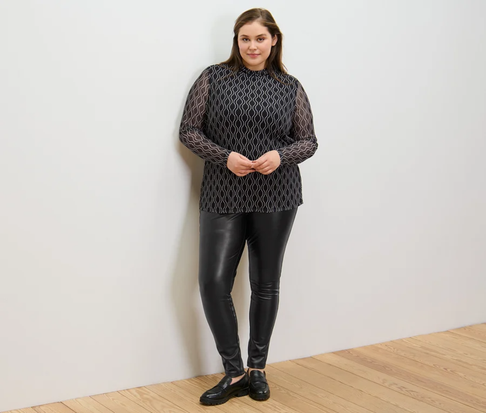 Legín se navzdory všeobecnému přesvědčení nemusí obávat ani dámy s křivkami. Jde jen o to si trochu víc pohrát jak s oblečením, tak doplňky. Legíny v koženém vzhledu, Tchibo, 599 Kč