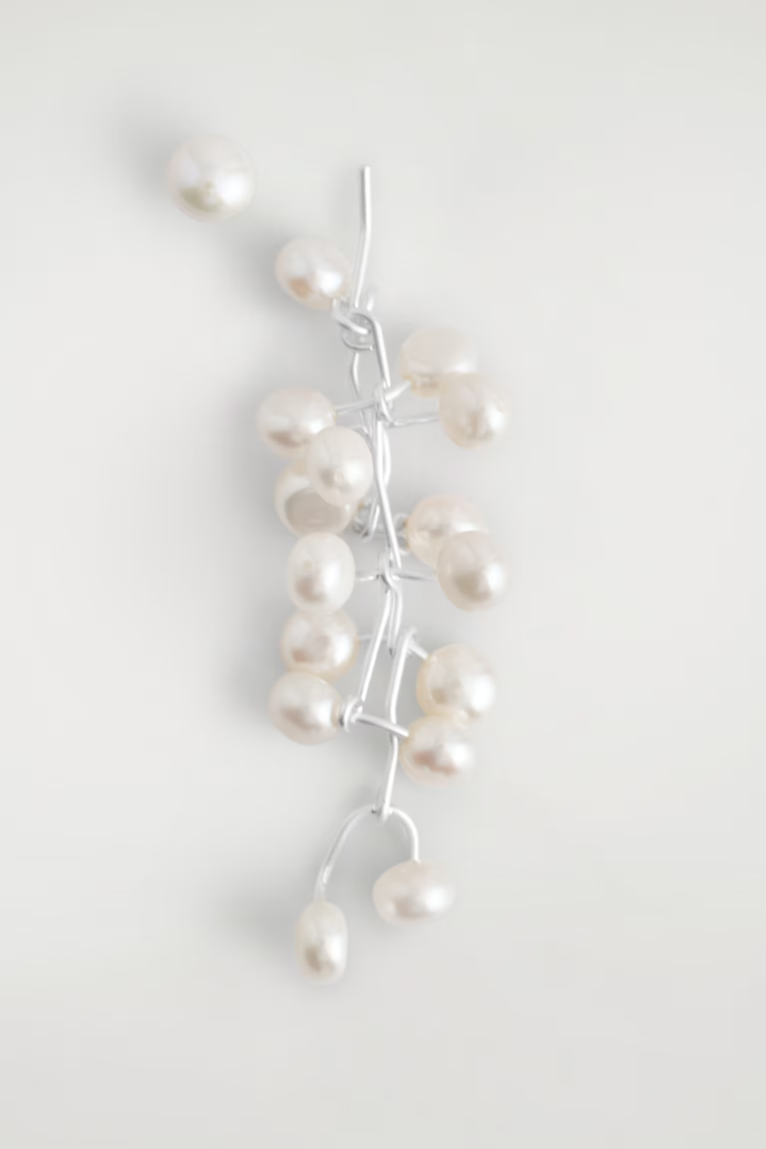 Asymetrické perlové náušnice, COS, 1430 Kč