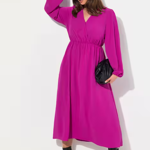 Mnohem lepší je sáhnout po šatech v jedné barvě, ideálně v tmavším odstínu a áčkovém střihu, který krásně vyrovná proporce.