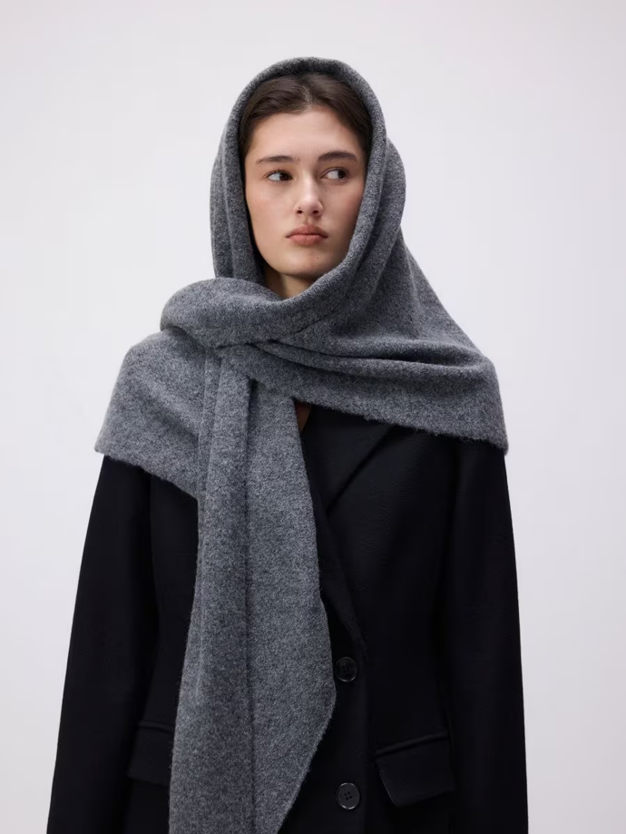 Delší varianty také skvěle nahrazují pokrývku hlavy. Trojúhelníková šála s příměsí vlny, Reserved, 599 Kč