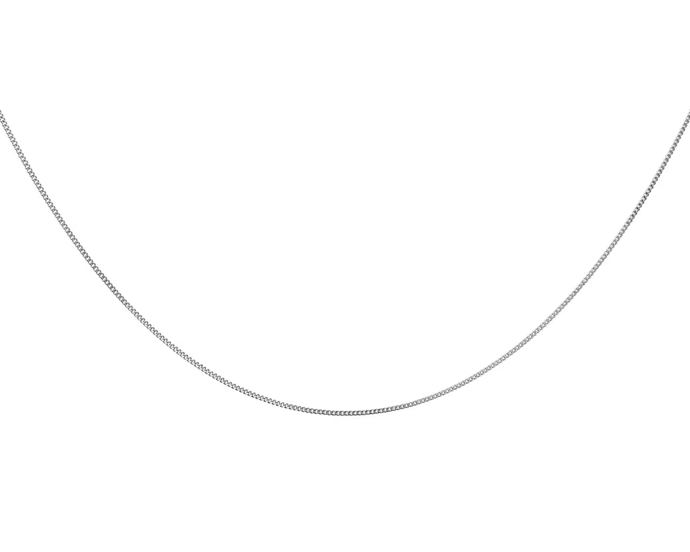 Jemný lesklý akcent přidá stříbrný řetízek, který skvěle doplní i stříbrné knoflíky na saku. Tento kousek pořídíte u Apart za 590 Kč.