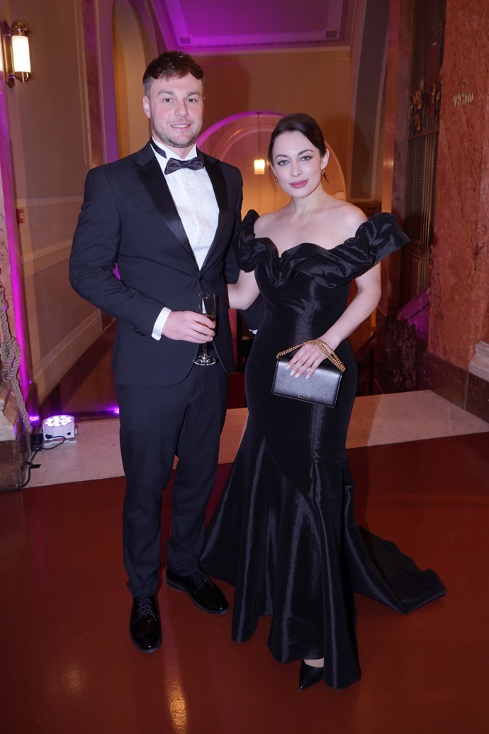 Některé zásady plesové etikety se ale netýkají pouze módy. Klíčové je třeba vhodné držení sklenic na šampaňské a víno, které by se neměly držet za její tělo, jako se to stalo v případě doprovodu moderátorky Veroniky Petruchové.