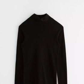 Černý rolák patří k nezbytným základům šatníku. Tento z vlny merino vás navíc krásně zahřeje. Seženete ho u značky Lindex za 1 499 Kč.