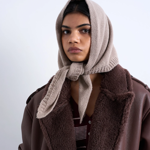 S trojúhelníkovou šálou se ale nemusíte omezovat jen na nošení kolem krku. Šála,Topshop, 999 Kč