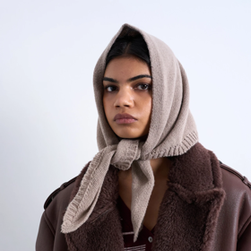 S trojúhelníkovou šálou se ale nemusíte omezovat jen na nošení kolem krku. Šála,Topshop, 999 Kč