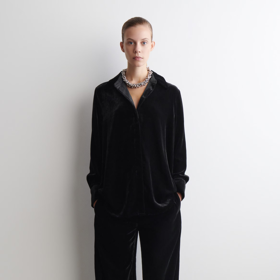 Sametové kalhoty neunosíte jen na večírky v rámci kompletů a kostýmků.