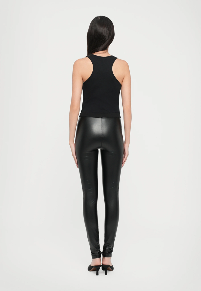 Pod legínami by nemělo být vidět ani žádné spodní prádlo. Nejbezpečnější volbou jsou bezešvé kousky. Legíny, Ida Sjöstedt, 3240 Kč