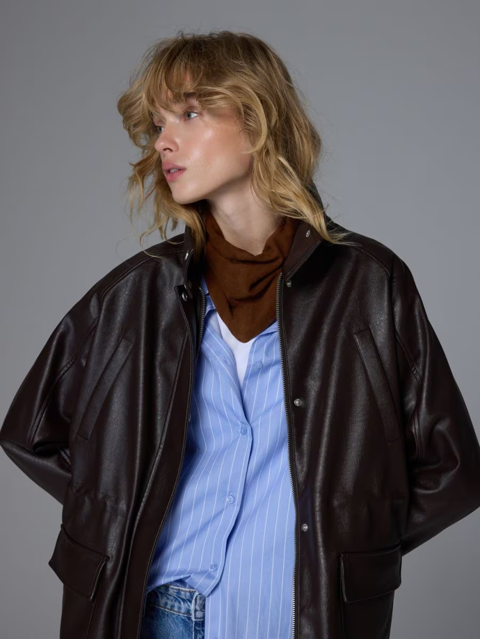 Trojcípé šály jsou perfektní k vrstvení. Semišový šátek, Reserved, 699 Kč