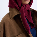 Stačí jednoduchý uzel a z šály se rázem stane pokrývka hlavy. Šála, Topshop, 999 Kč