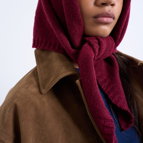 Stačí jednoduchý uzel a z šály se rázem stane pokrývka hlavy. Šála, Topshop, 999 Kč