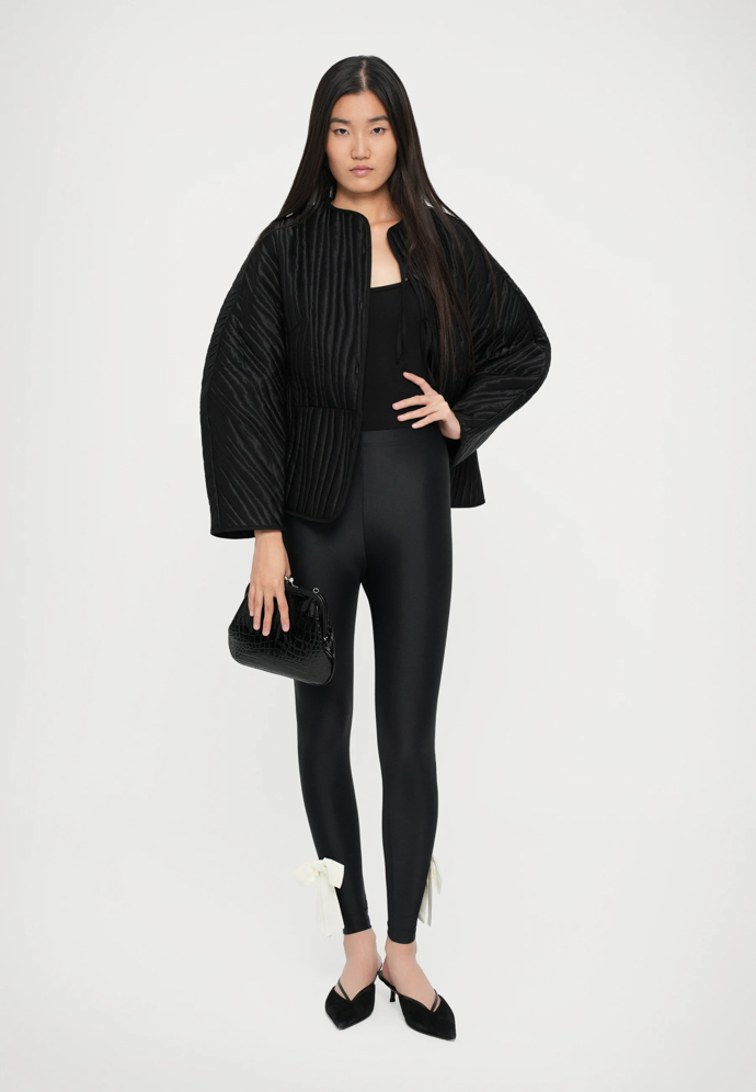 Boty i další doplňky mají tu moc outfit s legínami značně povýšit. Legíny, Sleeper, 4200 Kč