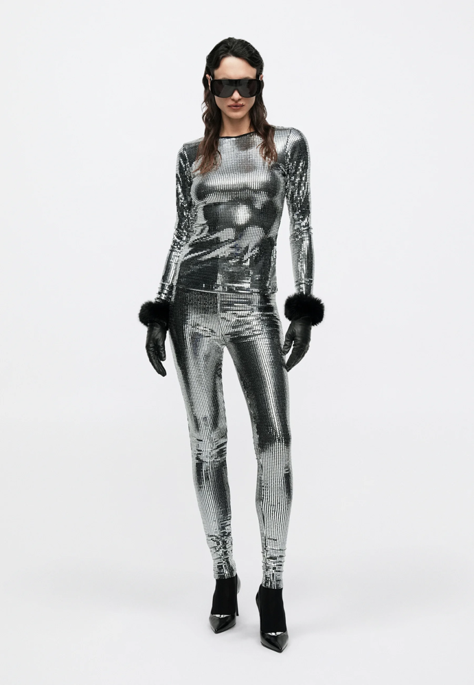 Letos jsou k vidění i odvážnější metalické modely. Legíny, MM6 Maison Margiela, 9360 Kč