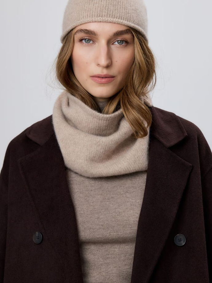 Šálu můžete doplnit čepicí v podobné barvě. Šála s vlnou a kašmírem, Reserved,1099 Kč