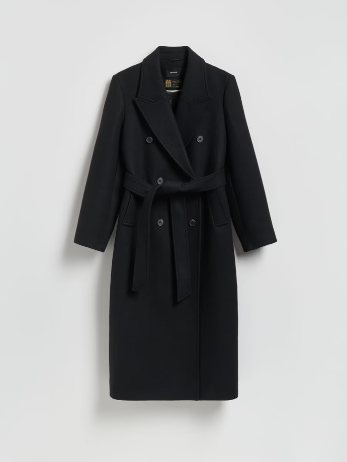 V Reserved pořídíte kabát se 75% podílem vlny, zapínáním na knoflíky i vázáním v pase za  4599 Kč.