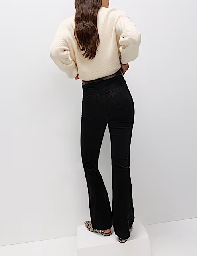 Velmi trendy a lichotivý je střih do zvonu.