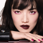 Letos se můžete zkusit odvázat a vsadit na líčení, které kombinuje vínové, červené a růžové tóny.