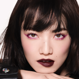 Letos se můžete zkusit odvázat a vsadit na líčení, které kombinuje vínové, červené a růžové tóny.