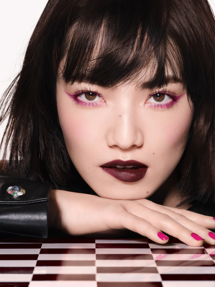 Letos se můžete zkusit odvázat a vsadit na líčení, které kombinuje vínové, červené a růžové tóny.