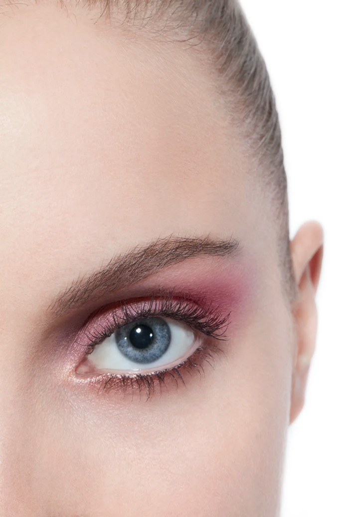 Zatímco u rtů a nehtů je líčení v těchto barevných tónech jasné, u očí je potřeba dbát na to, aby nedošlo k nechtěnému efektu uplakaných nebo unavených očí. Důležité je zvýraznit linii řas...