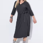 Šaty s výstřihem do V a zavinovacím detailem můžou být lichotivou volbou jak na denní nošení...