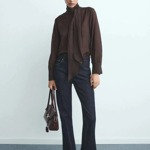 Bootcut střih vypadá skvěle na trendy tmavomodrých džínách.