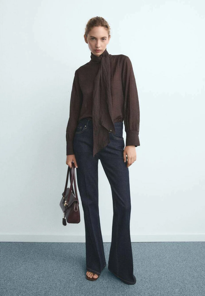 Bootcut střih vypadá skvěle na trendy tmavomodrých džínách.