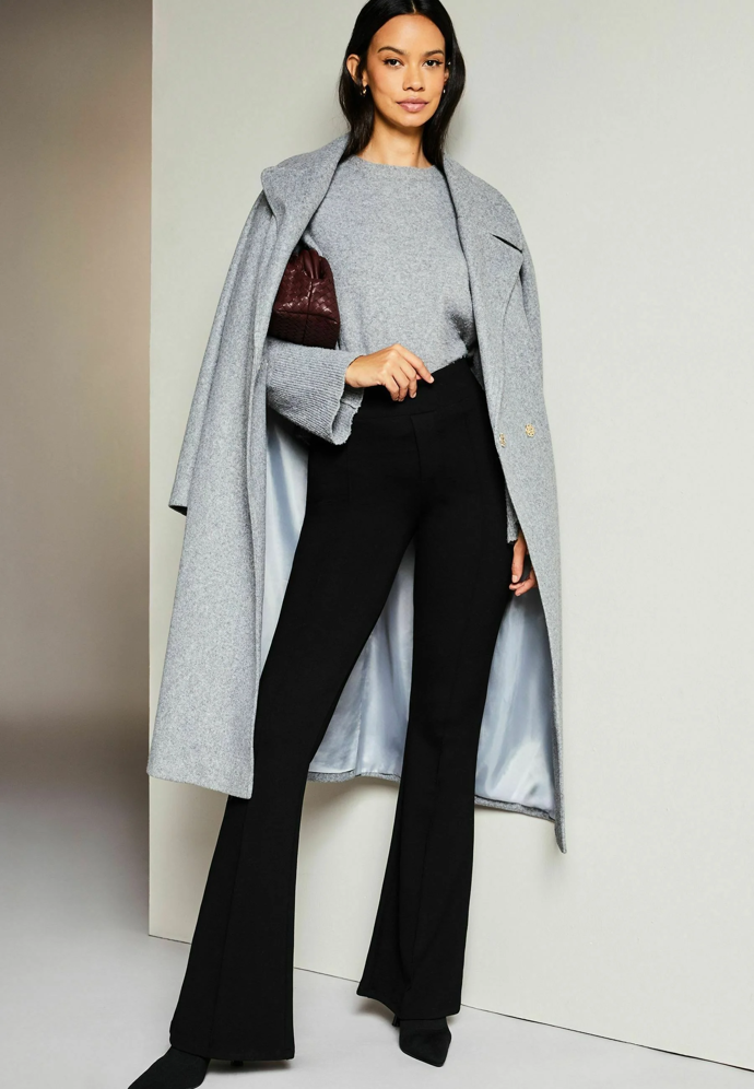 Například kalhoty v trendy bootcut střihu krásně formují postavu. Kalhoty s vyšším pasem, Lipsy, 1360 Kč