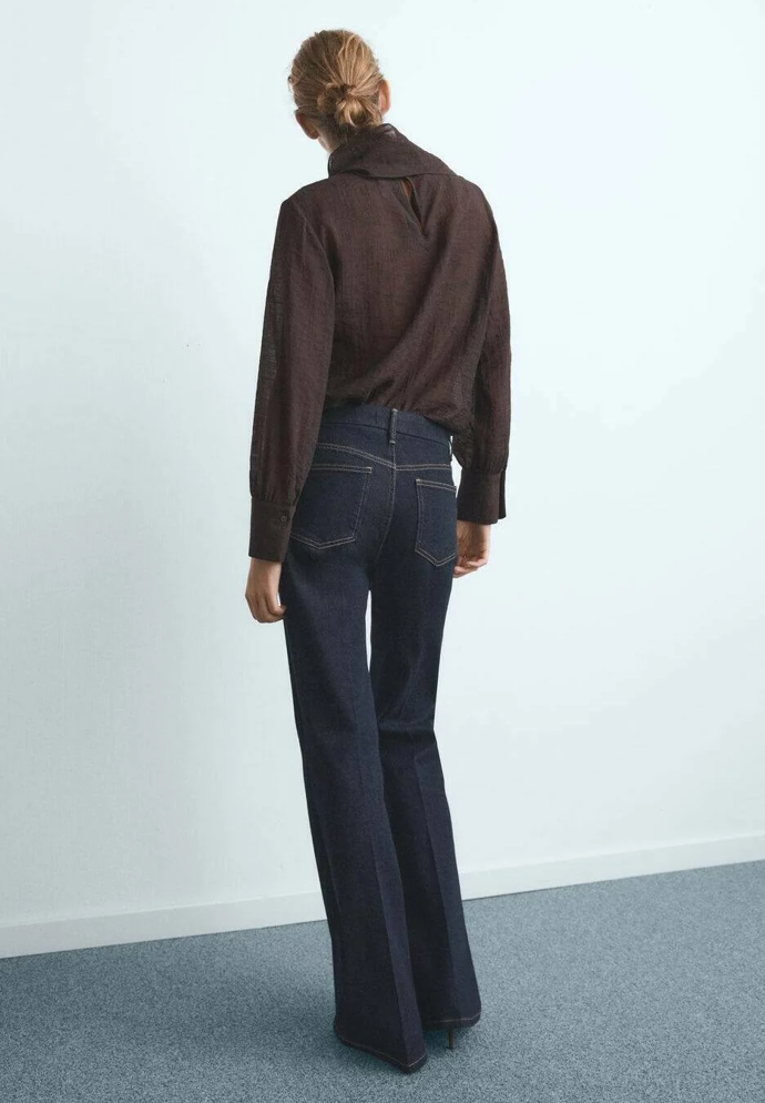 V takovém provedení je střih jak lichotivý, tak velmi elegantní a univerzální.