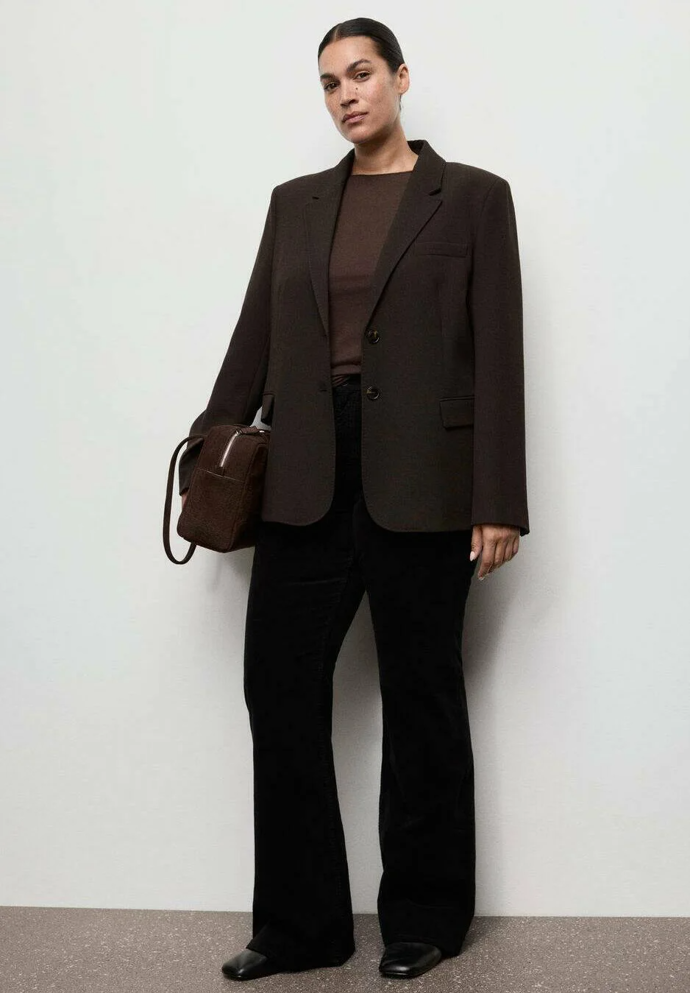 Bootcut střihy sluší drobnějším postavám i dámám s křivkami. džíny bootcut Mango, 1299 Kč