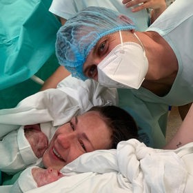 Fotka z porodnice plná vyčerpání a radosti.