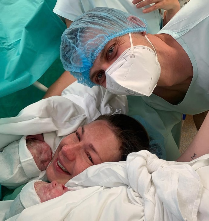 Fotka z porodnice plná vyčerpání a radosti.