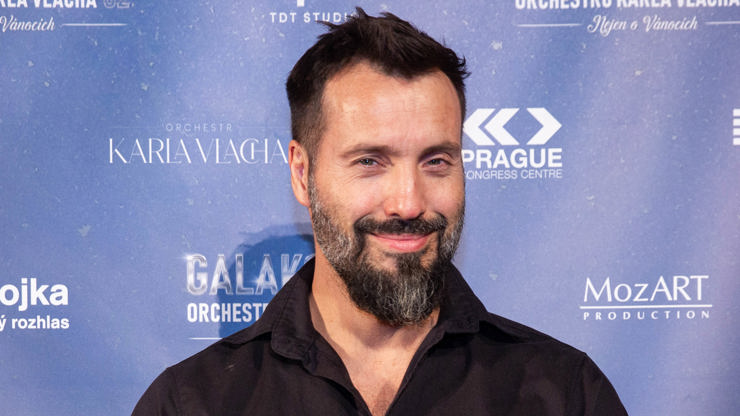 Václav dokonce vytáhl košili. 