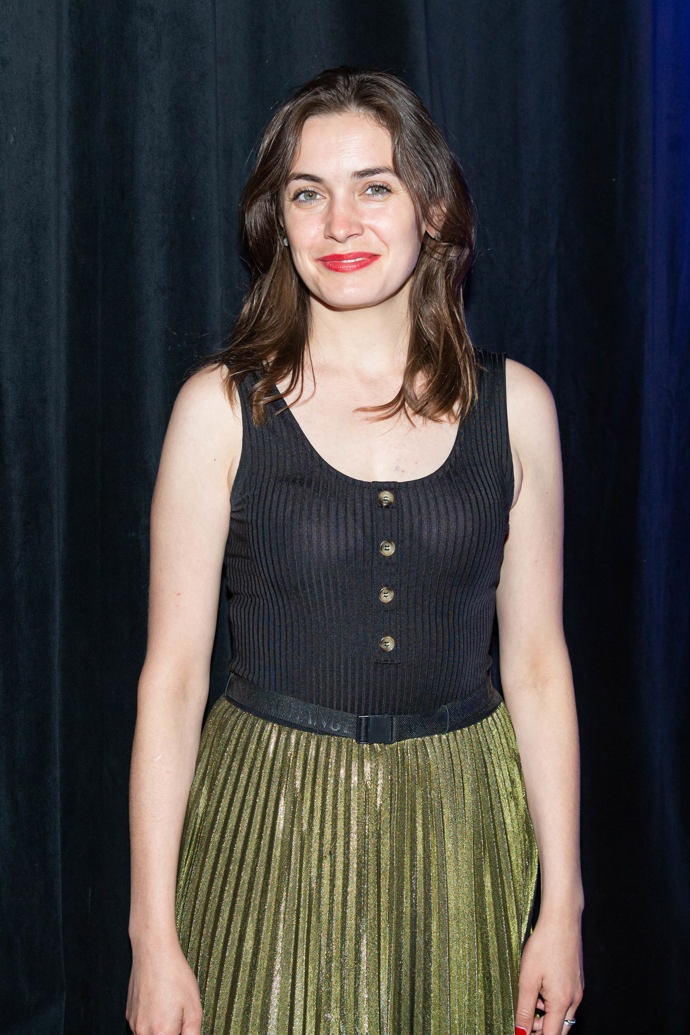 Sarah se nebojí ani skládané sukně. 