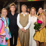 David Prachař s částí své velké rodiny: druhá zprava současná manželka Linda Rybová, první zleva dcera z prvního manželství s Danou Batulkovou, Mariana Prachařová, syn František Prachař a David Prachař. Všichni jej přišli podpořit v taneční soutěži StarDance. 